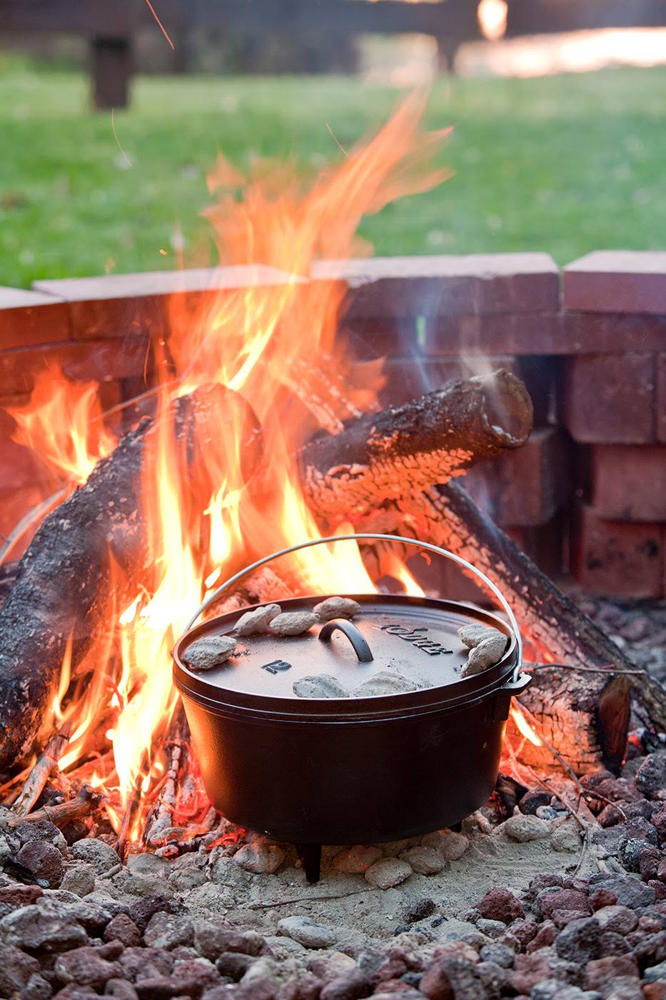 Black 8 qt Cast Iron Dutch Oven O334